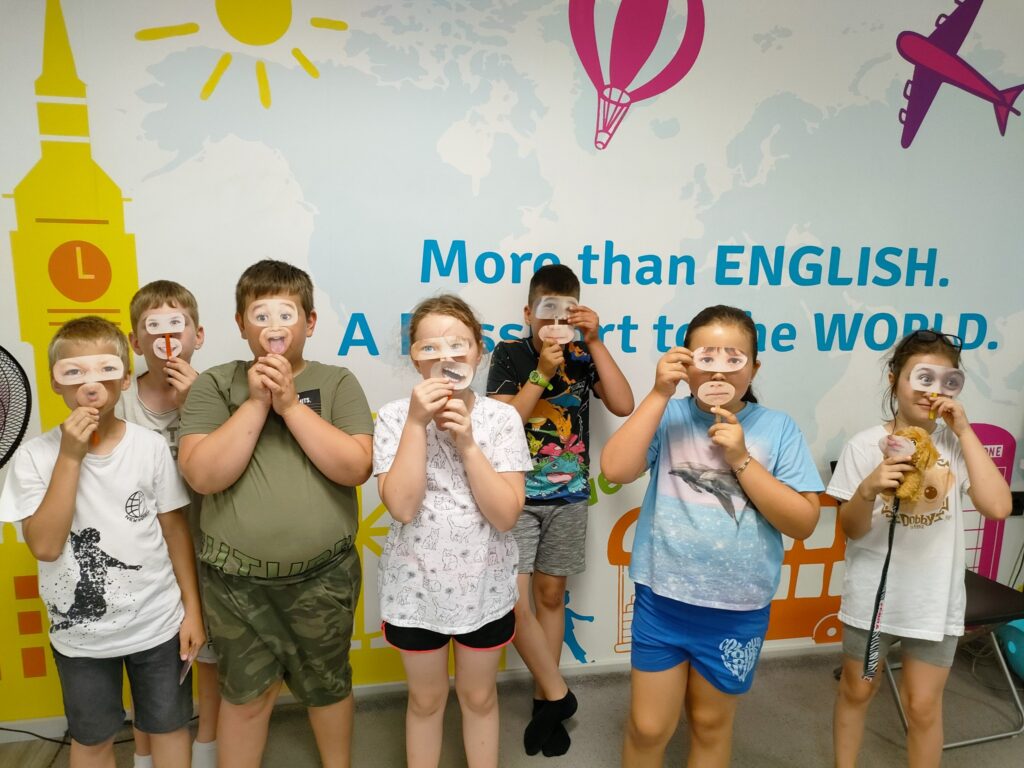 Gyerekek angol órán a Helen Doron Székesfehérvár tanáraival – játékos nyelvtanulás élménypedagógiával