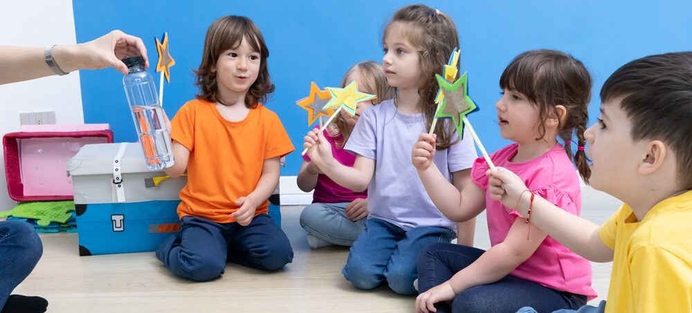 gyerekek angolt tanulnak játékosan Helen Doron órán