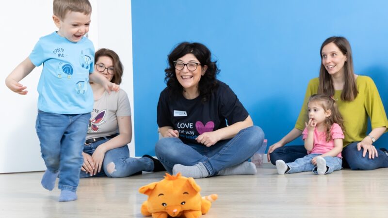 kicsi gyerekek angolt tanulnak játékosan Helen Doron órán