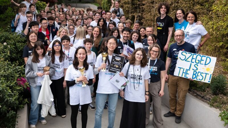 It’s Always Debatable vitaverseny résztvevői csoportképen 2026-ban